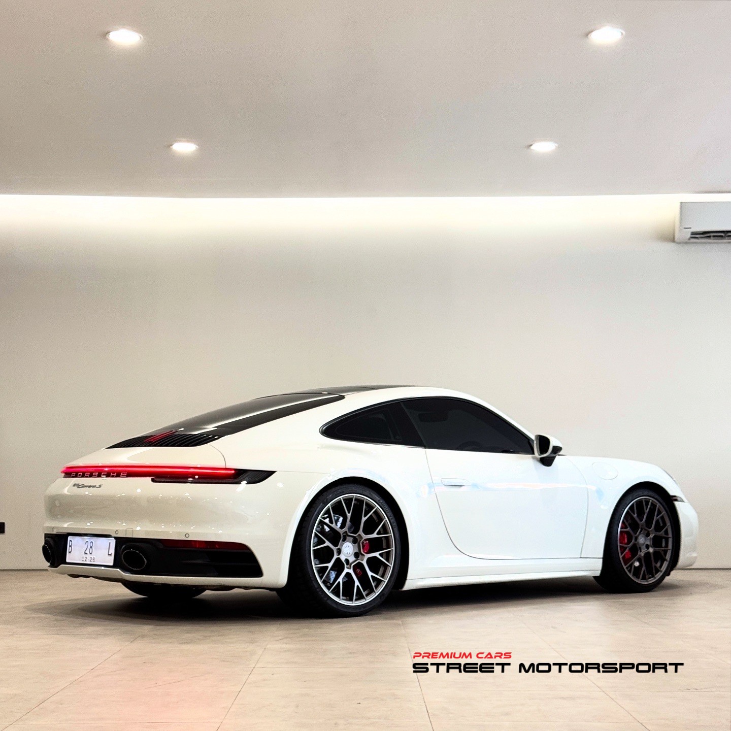 Porsche 911 Carrera - Image 20